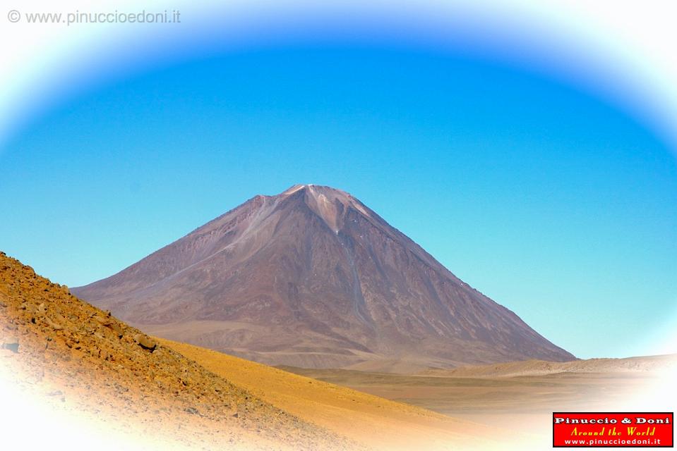 BOLIVIA - Verso il Chile - 26 Vulcano Licancabur 5920 mt.jpg